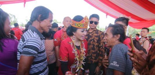 Karolin: Masyarakat Dayak Segera Urus KTP Elektronik MERAKYAT. Karolin ketika bertemu dan menyarankan salah satu warga untuk mengurus KTP-el, belum lama ini--MC for RK