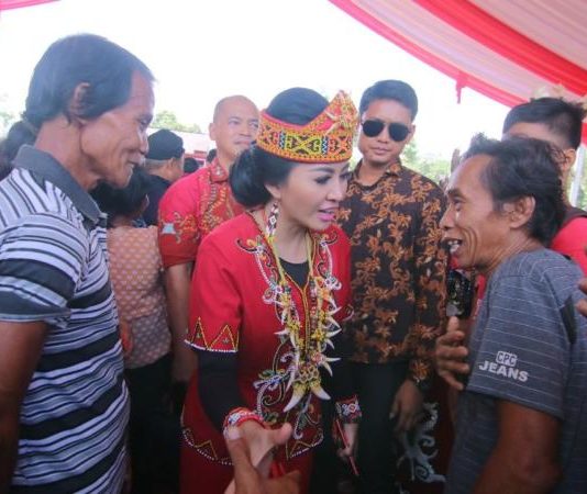 Karolin: Masyarakat Dayak Segera Urus KTP Elektronik MERAKYAT. Karolin ketika bertemu dan menyarankan salah satu warga untuk mengurus KTP-el, belum lama ini--MC for RK