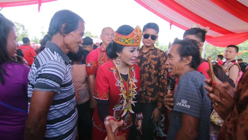 MERAKYAT. Karolin ketika bertemu dan menyarankan salah satu warga untuk mengurus KTP-el, belum lama ini--MC for RK
