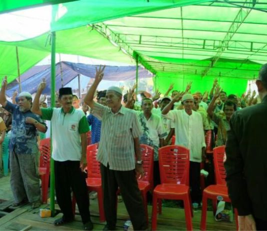 Tokoh Masyarakat Sedau: Midji-Norsan Berkah untuk Kalbar Masyarakat Kelurahan Sedau Kecamatan Singkawang Selatan, Kota Singkawang yang hadir dalam Silahturahim Sutarmidji - Ria Norsan. (Kang Enchus for Equator).