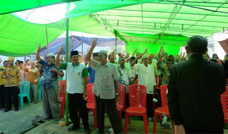 Masyarakat Kelurahan Sedau Kecamatan Singkawang Selatan, Kota Singkawang yang hadir dalam Silahturahim Sutarmidji - Ria Norsan. (Kang Enchus for Equator).