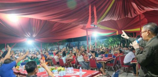 Sutarmidji Hadir Bersama Masyarakat Tionghoa Singkawang. Ini yang Dikatakannya Calon Gubernur Kalbar nomor urut tiga Sutarmidji bersama masyarakat Tionghoa se-Kota Singkawang. (Kang Enchus for Equator).