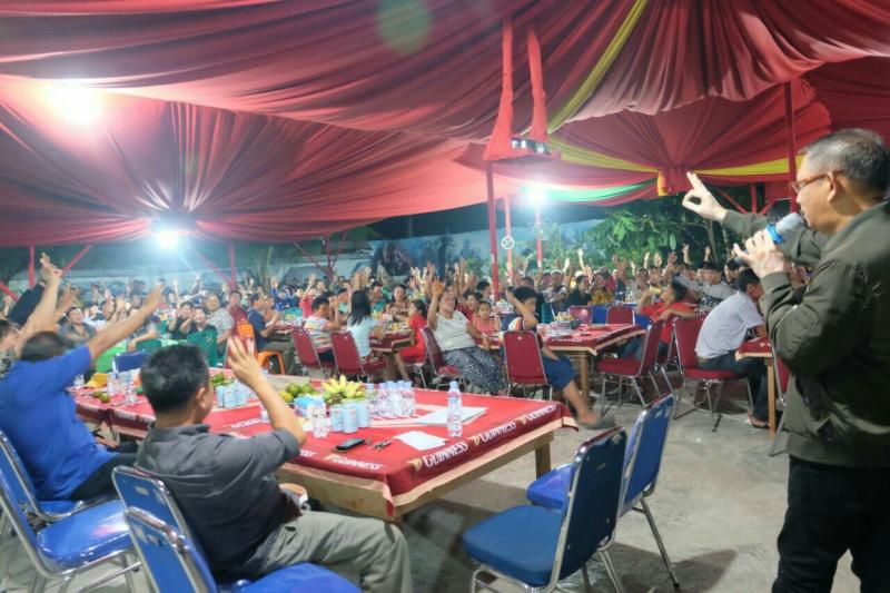 Calon Gubernur Kalbar nomor urut tiga Sutarmidji bersama masyarakat Tionghoa se-Kota Singkawang. (Kang Enchus for Equator).