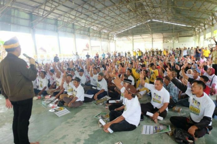 Antusias masyarakat Kecamatan Selakau Kabupaten Sambas saat menghadiri dialogis Calon Gubernur Kalbar nomor urut tiga Sutarmidji. (Kang Enchus for Equator).