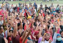 Sutarmidji Janjika Pendidikan Gratis Calon Gubernur Kalbar nomor urut tiga Sutarmidji membaur bersama masyarakat Kecamatan Selakau. (Kang Enchus for Equator)