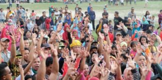 Sutarmidji Janjika Pendidikan Gratis Calon Gubernur Kalbar nomor urut tiga Sutarmidji membaur bersama masyarakat Kecamatan Selakau. (Kang Enchus for Equator)