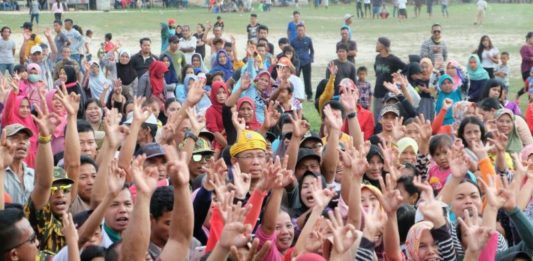 Sutarmidji Janjika Pendidikan Gratis Calon Gubernur Kalbar nomor urut tiga Sutarmidji membaur bersama masyarakat Kecamatan Selakau. (Kang Enchus for Equator)