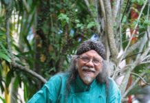 Humor Itu Sesuatu yang Serius, sekaligus Media Kritik UMUR BUKAN HALANGAN. Pada usianya yang ke 63, Jose Rizal Manua tetap punya spirit mengunjungi daerah-daerah memberikan pelatihan puisi dan teater. Paksi Sandang Prabowo-Kaltim Post