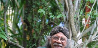 Humor Itu Sesuatu yang Serius, sekaligus Media Kritik UMUR BUKAN HALANGAN. Pada usianya yang ke 63, Jose Rizal Manua tetap punya spirit mengunjungi daerah-daerah memberikan pelatihan puisi dan teater. Paksi Sandang Prabowo-Kaltim Post