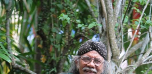 Humor Itu Sesuatu yang Serius, sekaligus Media Kritik UMUR BUKAN HALANGAN. Pada usianya yang ke 63, Jose Rizal Manua tetap punya spirit mengunjungi daerah-daerah memberikan pelatihan puisi dan teater. Paksi Sandang Prabowo-Kaltim Post