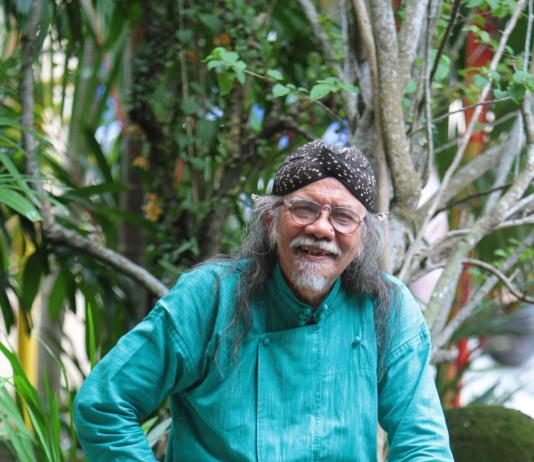 Humor Itu Sesuatu yang Serius, sekaligus Media Kritik UMUR BUKAN HALANGAN. Pada usianya yang ke 63, Jose Rizal Manua tetap punya spirit mengunjungi daerah-daerah memberikan pelatihan puisi dan teater. Paksi Sandang Prabowo-Kaltim Post