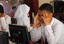 Listrik Padam dan Server Eror BERPIKIR KERAS. Pelaksanaan UNBK di SMP Negeri 1 Sungai Raya di hari peryama, Seni (23/4). Humas Pemkab Kubu Raya for RK
