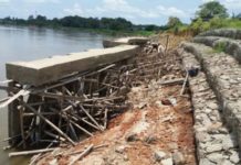 Belum Setahun Miring dan Roboh DIDUGA BERMASALAH. Beginilah kondisi terakahir proyek penguatan tebing sungai Kapuas di Desa Sungai Uluk, Putussibau Selatan, Kapuas Hulu Rabu (18/4). Andreas-RK