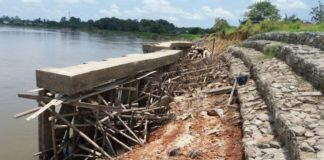 Belum Setahun Miring dan Roboh DIDUGA BERMASALAH. Beginilah kondisi terakahir proyek penguatan tebing sungai Kapuas di Desa Sungai Uluk, Putussibau Selatan, Kapuas Hulu Rabu (18/4). Andreas-RK