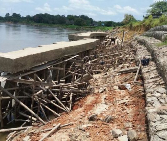 Belum Setahun Miring dan Roboh DIDUGA BERMASALAH. Beginilah kondisi terakahir proyek penguatan tebing sungai Kapuas di Desa Sungai Uluk, Putussibau Selatan, Kapuas Hulu Rabu (18/4). Andreas-RK