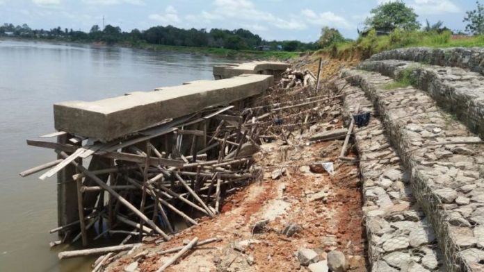 DIDUGA BERMASALAH. Beginilah kondisi terakahir proyek penguatan tebing sungai Kapuas di Desa Sungai Uluk, Putussibau Selatan, Kapuas Hulu Rabu (18/4). Andreas-RK