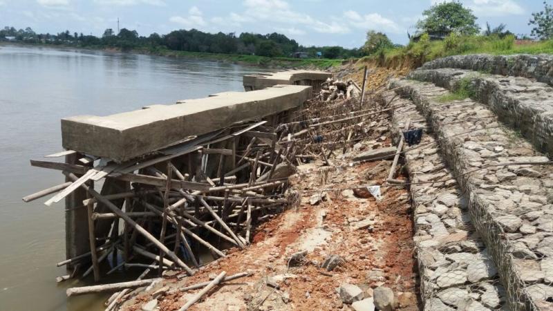 DIDUGA BERMASALAH. Beginilah kondisi terakahir proyek penguatan tebing sungai Kapuas di Desa Sungai Uluk, Putussibau Selatan, Kapuas Hulu Rabu (18/4). Andreas-RK