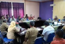 Redam Gejolak Kenaikan Harga Bahan Pokok RAKOR. Menjelang Ramadan dan Hari Raya Idulfitri 1439 Hijriah, Dinas Koperasi, Usaha Kecil, Menengah, Perindustrian dan Perdagangan (Diskumindag) Sambas menggelar rapat koordinasi di Aula Diskumindag Sambas, Selasa (17/4). Sairi/Rakyat Kalbar