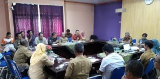 Redam Gejolak Kenaikan Harga Bahan Pokok RAKOR. Menjelang Ramadan dan Hari Raya Idulfitri 1439 Hijriah, Dinas Koperasi, Usaha Kecil, Menengah, Perindustrian dan Perdagangan (Diskumindag) Sambas menggelar rapat koordinasi di Aula Diskumindag Sambas, Selasa (17/4). Sairi/Rakyat Kalbar