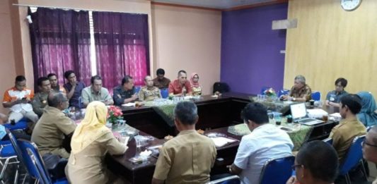 Redam Gejolak Kenaikan Harga Bahan Pokok RAKOR. Menjelang Ramadan dan Hari Raya Idulfitri 1439 Hijriah, Dinas Koperasi, Usaha Kecil, Menengah, Perindustrian dan Perdagangan (Diskumindag) Sambas menggelar rapat koordinasi di Aula Diskumindag Sambas, Selasa (17/4). Sairi/Rakyat Kalbar