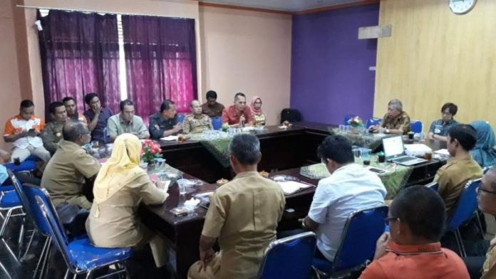 RAKOR. Menjelang Ramadan dan Hari Raya Idulfitri 1439 Hijriah, Dinas Koperasi, Usaha Kecil, Menengah, Perindustrian dan Perdagangan (Diskumindag) Sambas menggelar rapat koordinasi di Aula Diskumindag Sambas, Selasa (17/4). Sairi/Rakyat Kalbar