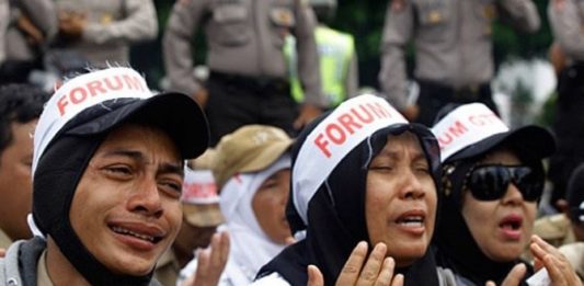 Kabar Bahagia untuk Guru Honorer Sejumlah honorer menangis saat menggelar aksi di pelataran Istana Negara. (JawaPos.com)