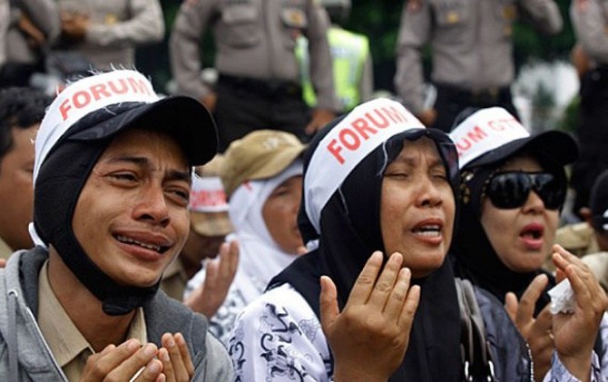 Sejumlah honorer menangis saat menggelar aksi di pelataran Istana Negara. (JawaPos.com)