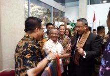 Promosikan Kerajinan Sambas EXPO. Kepala Dinas Koperasi, UKM, Perindustrian dan Perdagangan (Diskumindag) Kabupaten Sambas Ir H Musanif MT bersama Menteri Desa, Pembangunan Daerah Tertinggal dan Transmigrasi (PDTT) Indonesia Eko Putro Sandjojo menghadiri Archipelago Expo 2018 di Kedutaan Besar Republik Indonesia untuk Malaysia di Kuala Lumpur, Kamis (5/4) lalu. Zulpian Humas dan Protokol Setda Sambas