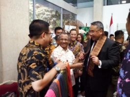 EXPO. Kepala Dinas Koperasi, UKM, Perindustrian dan Perdagangan (Diskumindag) Kabupaten Sambas Ir H Musanif MT bersama Menteri Desa, Pembangunan Daerah Tertinggal dan Transmigrasi (PDTT) Indonesia Eko Putro Sandjojo menghadiri Archipelago Expo 2018 di Kedutaan Besar Republik Indonesia untuk Malaysia di Kuala Lumpur, Kamis (5/4) lalu. Zulpian Humas dan Protokol Setda Sambas