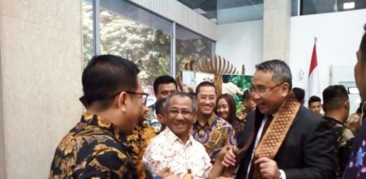 Promosikan Kerajinan Sambas EXPO. Kepala Dinas Koperasi, UKM, Perindustrian dan Perdagangan (Diskumindag) Kabupaten Sambas Ir H Musanif MT bersama Menteri Desa, Pembangunan Daerah Tertinggal dan Transmigrasi (PDTT) Indonesia Eko Putro Sandjojo menghadiri Archipelago Expo 2018 di Kedutaan Besar Republik Indonesia untuk Malaysia di Kuala Lumpur, Kamis (5/4) lalu. Zulpian Humas dan Protokol Setda Sambas