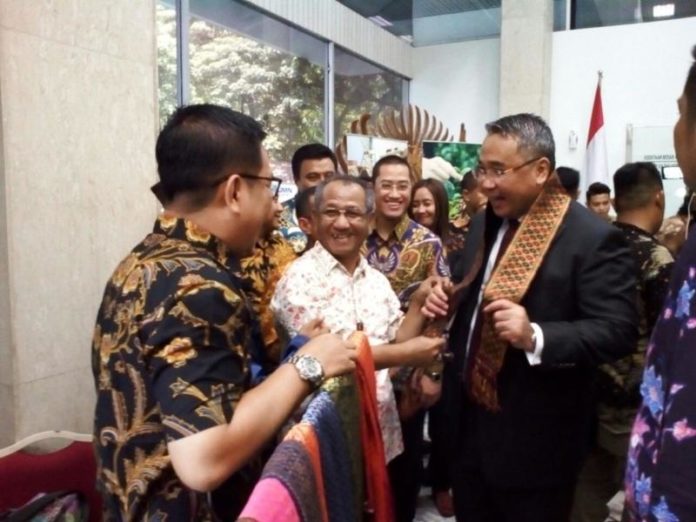 EXPO. Kepala Dinas Koperasi, UKM, Perindustrian dan Perdagangan (Diskumindag) Kabupaten Sambas Ir H Musanif MT bersama Menteri Desa, Pembangunan Daerah Tertinggal dan Transmigrasi (PDTT) Indonesia Eko Putro Sandjojo menghadiri Archipelago Expo 2018 di Kedutaan Besar Republik Indonesia untuk Malaysia di Kuala Lumpur, Kamis (5/4) lalu. Zulpian Humas dan Protokol Setda Sambas