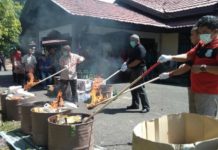 Tak Layak Edar, Diskumindag Musnahkan 1.130 Mamin TAK LAYAK EDAR. Kepala Dinas Koperasi UMK, Industri dan Perdagangan (Diskumindag) Kabupaten Sambas Ir Musanif bersama Tim Satgas Pangan Kabupaten Sambas melaksanakan pemusnahan makanan dan minuman tak layak edar, Kamis (19/4) di halaman Diskumindag Sambas. Sairi/Rakyat Kalbar