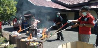 Tak Layak Edar, Diskumindag Musnahkan 1.130 Mamin TAK LAYAK EDAR. Kepala Dinas Koperasi UMK, Industri dan Perdagangan (Diskumindag) Kabupaten Sambas Ir Musanif bersama Tim Satgas Pangan Kabupaten Sambas melaksanakan pemusnahan makanan dan minuman tak layak edar, Kamis (19/4) di halaman Diskumindag Sambas. Sairi/Rakyat Kalbar