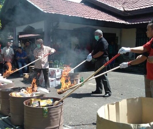 Tak Layak Edar, Diskumindag Musnahkan 1.130 Mamin TAK LAYAK EDAR. Kepala Dinas Koperasi UMK, Industri dan Perdagangan (Diskumindag) Kabupaten Sambas Ir Musanif bersama Tim Satgas Pangan Kabupaten Sambas melaksanakan pemusnahan makanan dan minuman tak layak edar, Kamis (19/4) di halaman Diskumindag Sambas. Sairi/Rakyat Kalbar