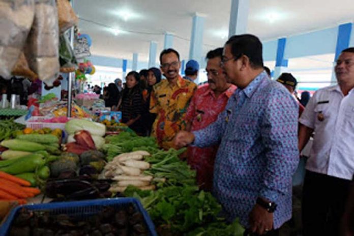 CEK SAYUR. Bupati Sekadau Rupinus mengecek sayur yang dijual pedagang di Pasar Rakyat Maboh Banyau Belitang di sela-sela peresmian, Jumat (6/4). Humas Pemkab Sekadau for RK