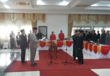 PAW, Harison Resmi Gantikan Negek Prosesi pelantikan Harison dilaksanakan di ruang sidang Paripurna gedung DPRD Sekadau, Senin (2/4) pagi.
