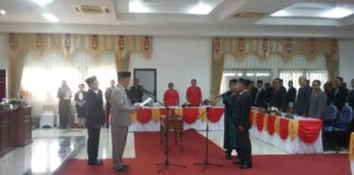 PAW, Harison Resmi Gantikan Negek Prosesi pelantikan Harison dilaksanakan di ruang sidang Paripurna gedung DPRD Sekadau, Senin (2/4) pagi.