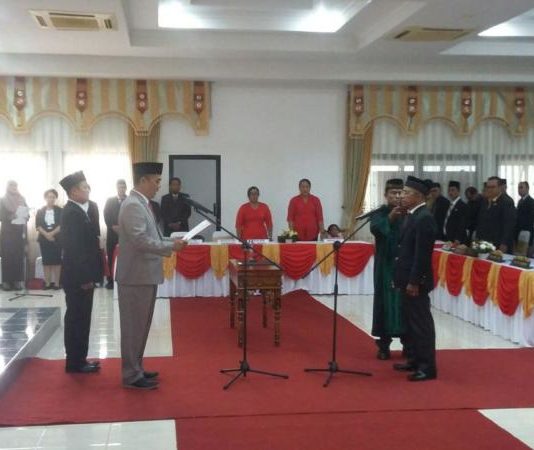 PAW, Harison Resmi Gantikan Negek Prosesi pelantikan Harison dilaksanakan di ruang sidang Paripurna gedung DPRD Sekadau, Senin (2/4) pagi.