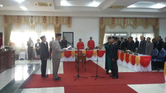 Prosesi pelantikan Harison dilaksanakan di ruang sidang Paripurna gedung DPRD Sekadau, Senin (2/4) pagi.