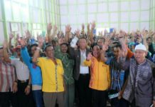 Masyarakat Silat Hilir Jangan Ragu Pilih Midji-Norsan Bersama masyarakat Kecamatan Silat Hilir Kabupaten Kapuas Hulu, Sutarmidji - Ria Norsan menujukan tiga jari yang merupakan nomor urut mereka sebagai pasangan calon Gubernur dan Wakil Gubernur Kalbar. (Kang Enchus for Equator).