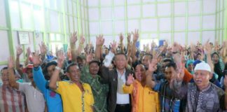 Masyarakat Silat Hilir Jangan Ragu Pilih Midji-Norsan Bersama masyarakat Kecamatan Silat Hilir Kabupaten Kapuas Hulu, Sutarmidji - Ria Norsan menujukan tiga jari yang merupakan nomor urut mereka sebagai pasangan calon Gubernur dan Wakil Gubernur Kalbar. (Kang Enchus for Equator).