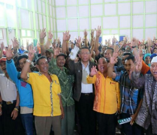Masyarakat Silat Hilir Jangan Ragu Pilih Midji-Norsan Bersama masyarakat Kecamatan Silat Hilir Kabupaten Kapuas Hulu, Sutarmidji - Ria Norsan menujukan tiga jari yang merupakan nomor urut mereka sebagai pasangan calon Gubernur dan Wakil Gubernur Kalbar. (Kang Enchus for Equator).