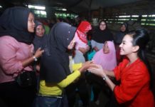 Karolin Janjikan Percepatan Realisasi Bandara di Singkawang Warga Kota Singkawang Smabut Hangat Cagub Nomor 2, Saat Lakukan Kampanye Dialogis.