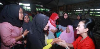 Karolin Janjikan Percepatan Realisasi Bandara di Singkawang Warga Kota Singkawang Smabut Hangat Cagub Nomor 2, Saat Lakukan Kampanye Dialogis.