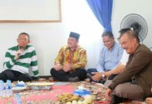 Midji-Norsan: Semangat Kami adalah Menang Calon Gubernur Kalbar nomor urut tiga Sutarmidji - Ria Norsan memberikan pengarahan kepada tim Midji-Norsan di Kabupaten Mempawah. (Kang Enchus for Equator).