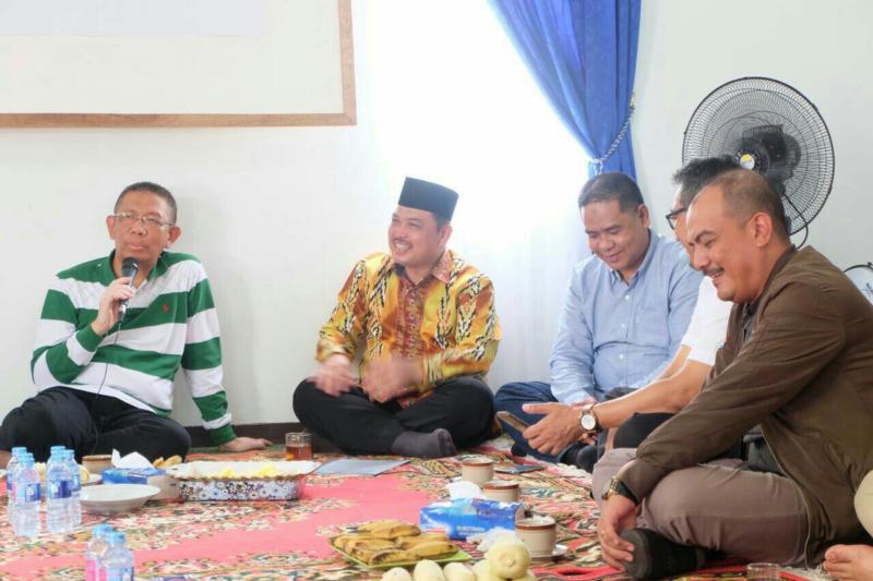 Calon Gubernur Kalbar nomor urut tiga Sutarmidji - Ria Norsan memberikan pengarahan kepada tim Midji-Norsan di Kabupaten Mempawah. (Kang Enchus for Equator).