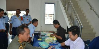 Ratusan Prajurit Lanud Supadio Sumbangkan Darah Caption Foto : Jajaran Lanud Supadio mendaftar sebagai peserta donor darah di Gedung Teddy Kustari (GTK), Rabu (11/4). Foto Penerangan Lanud Supadio for eQuator.co.id