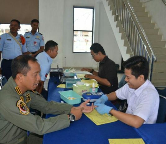 Ratusan Prajurit Lanud Supadio Sumbangkan Darah Caption Foto : Jajaran Lanud Supadio mendaftar sebagai peserta donor darah di Gedung Teddy Kustari (GTK), Rabu (11/4). Foto Penerangan Lanud Supadio for eQuator.co.id
