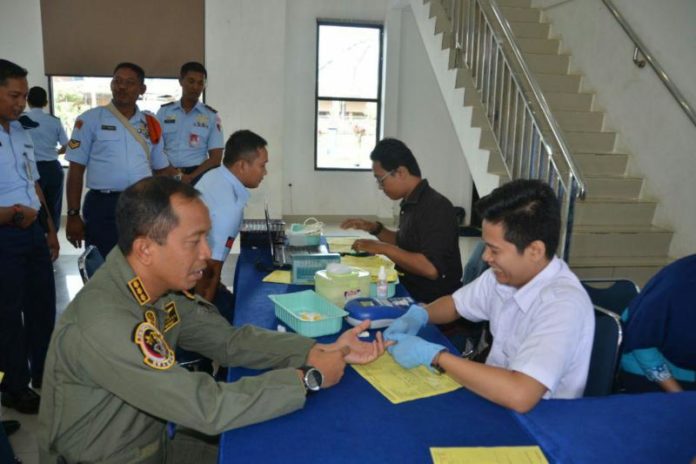 Caption Foto : Jajaran Lanud Supadio mendaftar sebagai peserta donor darah di Gedung Teddy Kustari (GTK), Rabu (11/4). Foto Penerangan Lanud Supadio for eQuator.co.id