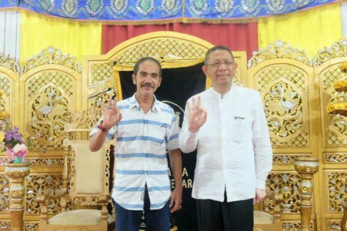 Calon Gubernur Kalbar nomor urut tiga Sutarmidji bersama Raja Sanggau, Pangeran Ratu Drs H. Gusti Arman, M.Si Surya Negara di Istana Surya Negara, Sanggau (Kang Enchus for Equator).